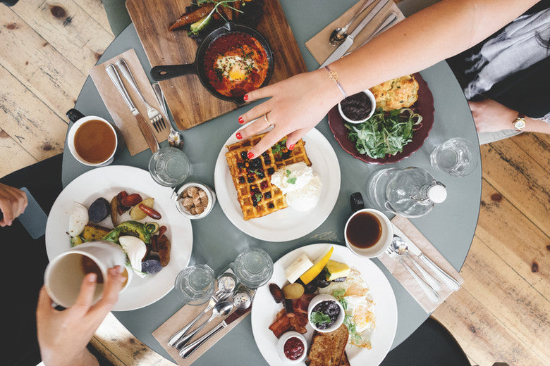 Unser Brunch lädt dazu ein, in gemütlicher Runde mit extra ausgewählten Speisen und Getränken in den Tag zu starten. Einfach mit Freunden, Familie oder Bekannten zusammen sitzen, Zeitung lesen oder einfach um zu schnattern. Uhrzeit: 9.30-13.30 Uhr Ort: Nostalgia privatim - Löbauer Str. 55, 02747 Herrnhut, Deutschland